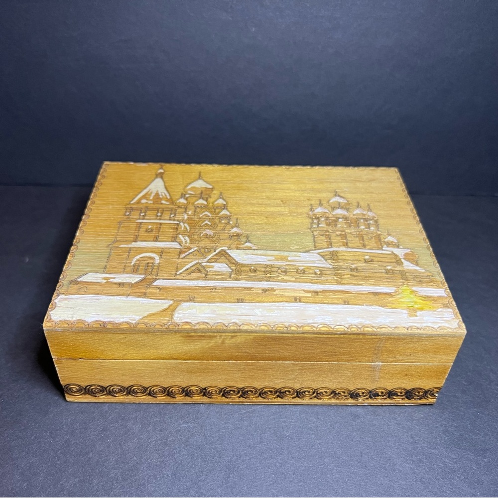 VTG Russian Handmade Wooden Kizhi Island Folk Art Hinged Trinket Box 4.25 x 6"